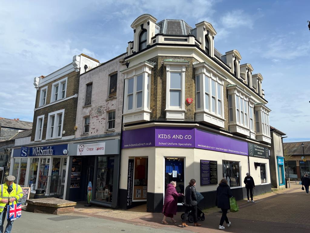 Lot: 108 - SUBSTANTIAL TOWN CENTRE INVESTMENT WITH CONSENT FOR FIVE ADDITIONAL FLATS - A front view from High Street
